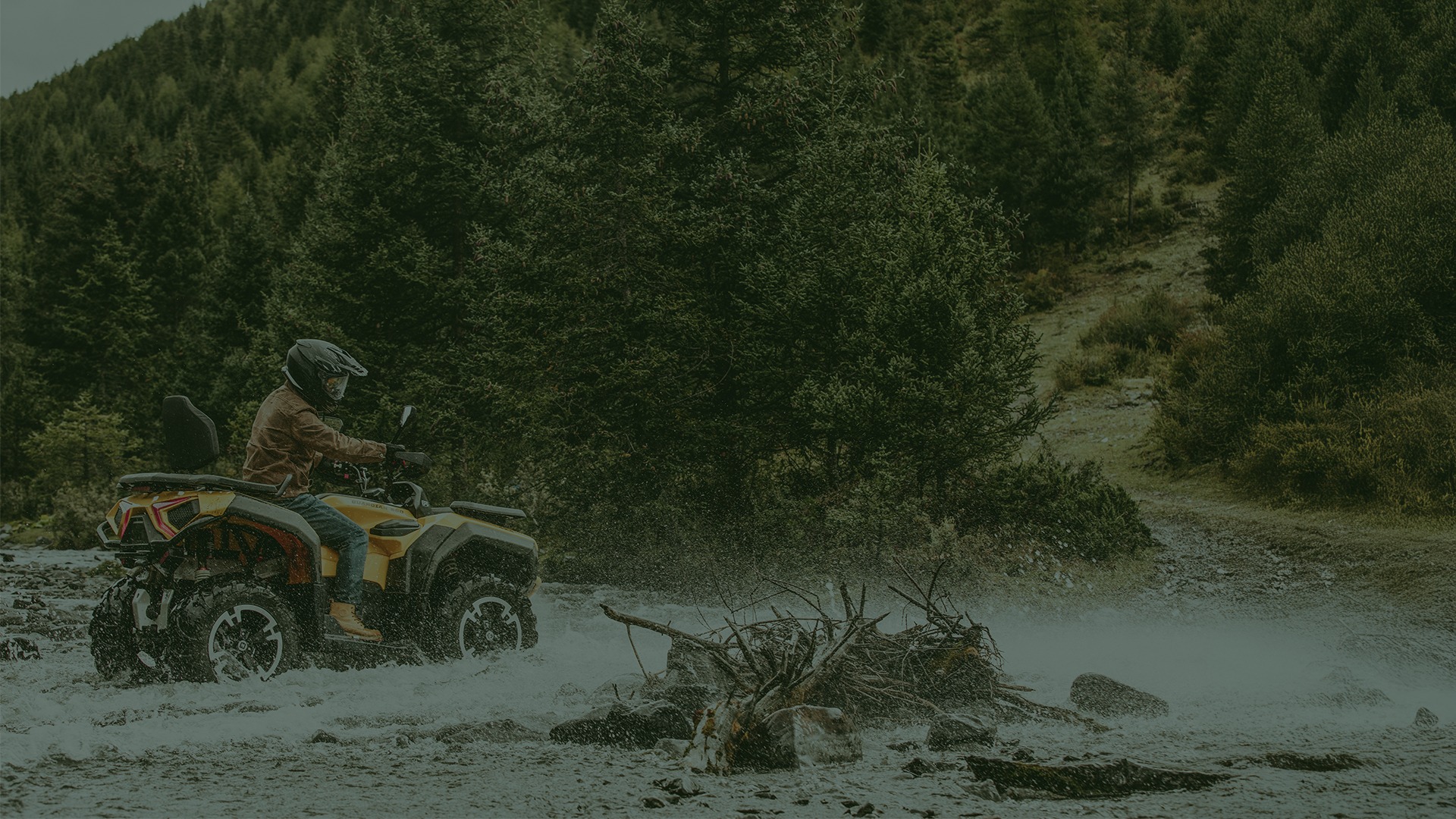 HiSun ATV w terenie - jazda przez rzekę